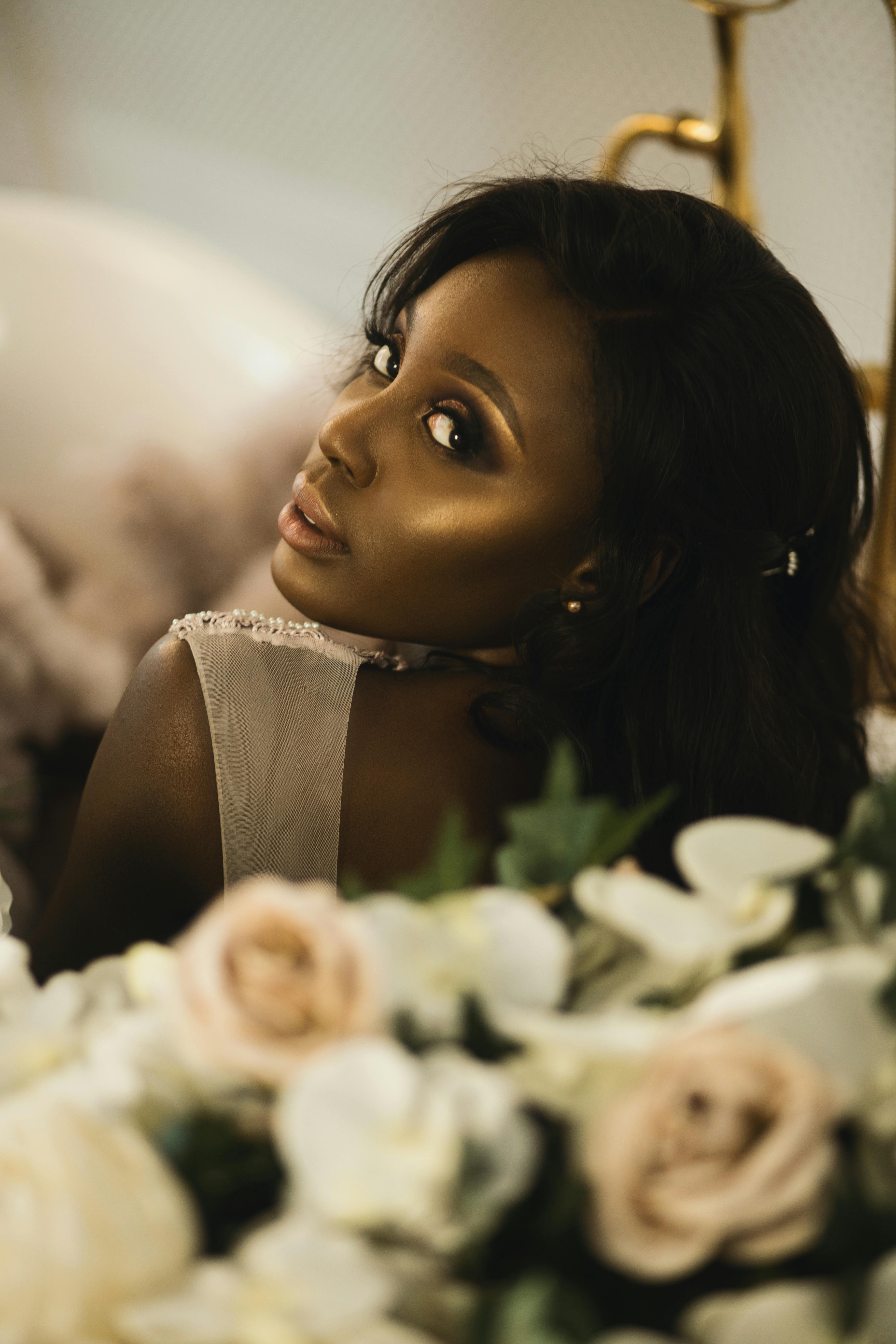 旧屋与电台意象的复古画面